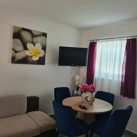 Tara I Ela Apartment Murter