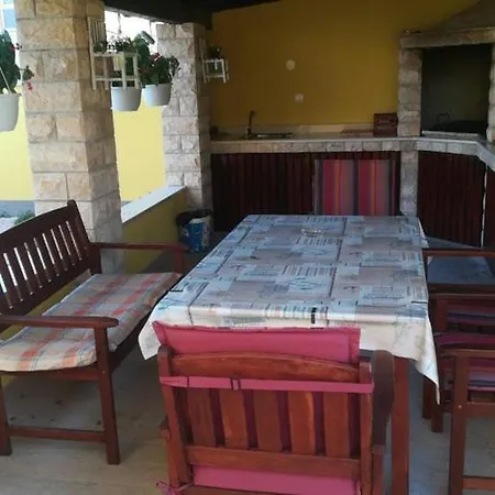 Tara I Ela Apartment Murter